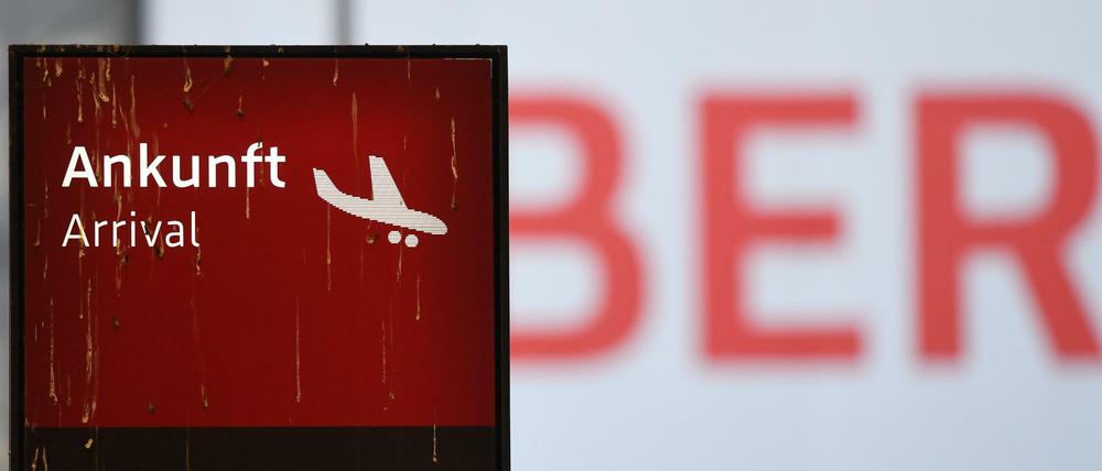 Warten auf den ersten Flug: Ein Schild am Hauptstadtflughafen BER in Schönefeld (Brandenburg)
