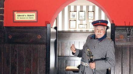 Die Uniform immer dabei. Auf etwa 1500 Auftritte kann Jürgen Hilbrecht als Hauptmann von Köpenick zurückblicken.