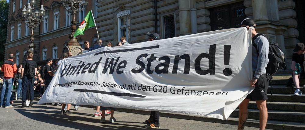 Demonstranten halten am 29.08.2017 in Hamburg vor dem Strafgerichtsgebäude ein Banner in den Händen, auf dem sie den Satz "United wie stand" geschrieben haben.