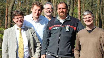 Bitten in den Wald (v.l.n.r.): Mathias Kaiser (Gatow), Nicolas Budde (Kladow), Helmut Liefke (Diakoniebeauftragter), Frank Fielicke und Alexander Remler (Am Groß-Glienicker-See).