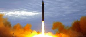Die von der Regierung Nordkoreas am Mittwoch verbreitete Aufnahme soll den Start einer ballistischen Mittelstreckenrakete des Typs "Hwasong-12" am 29.08.2017 in Pjöngjang, Nordkorea, zeigen.