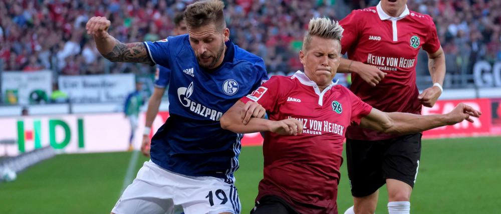 Hannovers Matthias Ostrzolek (r) und Schalkes Guido Burgstaller kämpfen um den Ball.