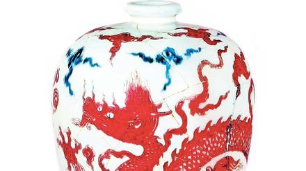 Prachtpuzzle. Vase aus der Zeit des Kaisers Yongle (1402-1424). Die Vase entsprach nicht den Vorstellungen des Kaisers und musste zerstört und begraben werden. In mühsamer Kleinarbeit konnte sie rekonstruiert werden.