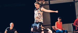 Groteske Auswüchse. Konkurrenz, Sexismus und Wut bestimmen die Szenerie von „El Baile“. Am Ende verlesen die Tänzerinnen und Tänzer eine aktuelle Resolution.