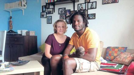 Auf der Wochenbett-Couch. Familie Kitui ist schon fast im Alltag mit Kind angekommen. Das dauert etwas. Katharina Kitui hat sich zwar in der ersten Zeit öfter hingelegt, sagt aber, sie sei nicht der Typ dafür, „viel herumzuliegen.“ Hebammen raten aber zu einem richtigen Wochenbett. 