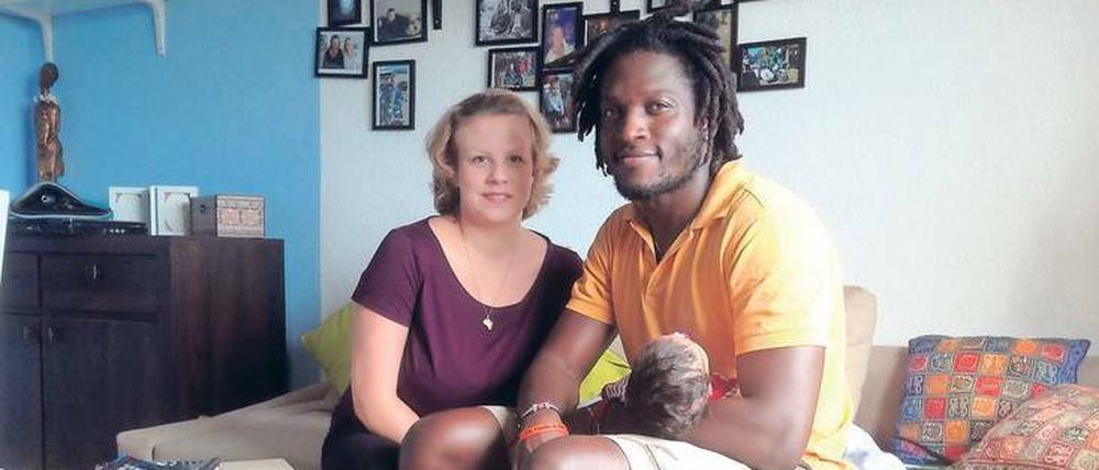 Auf der Wochenbett-Couch. Familie Kitui ist schon fast im Alltag mit Kind angekommen. Das dauert etwas. Katharina Kitui hat sich zwar in der ersten Zeit öfter hingelegt, sagt aber, sie sei nicht der Typ dafür, „viel herumzuliegen.“ Hebammen raten aber zu einem richtigen Wochenbett.