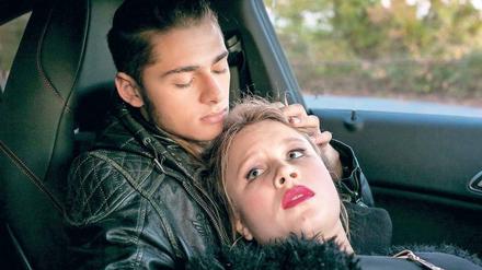 Verzweifelt. Cem (Samy Abdel Fattah) bedroht Caro (Anna Bachmann).