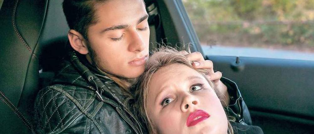 Verzweifelt. Cem (Samy Abdel Fattah) bedroht Caro (Anna Bachmann).