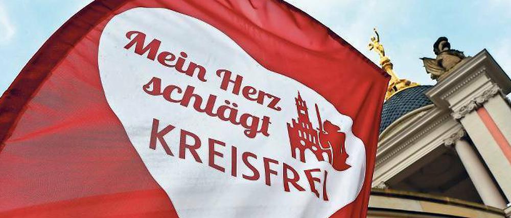 Fahne gegen Reform. Die Brandenburger Opposition lehnt die von der rot-roten Regierung geplanten Landkreise ab.