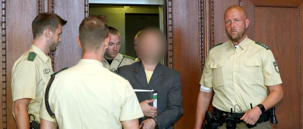 Wolfgang P. soll einen Beamten erschossen haben.