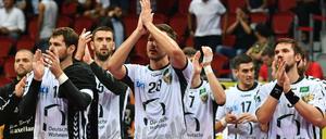 Raus mit Applaus. Die Füchse Berlin verkauften sich teuer gegen die Weltauswahl des FC Barcelona - und hatten allen Grund, erhobenen Hauptes vom Feld zu gehen. 