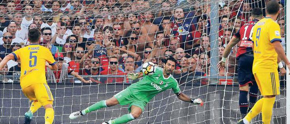 Und der Torwart tobt. Gegen Juventus Turin mit Gianluigi Buffon wurden in zwei Spielen zwei Elfmeter verhängt – beide vom Videoschiedsrichter. 