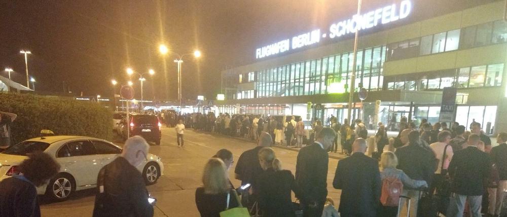 Schlange stehen fürs Taxi. Auf den Ansturm am späten Dienstagabend war keiner vorbereitet