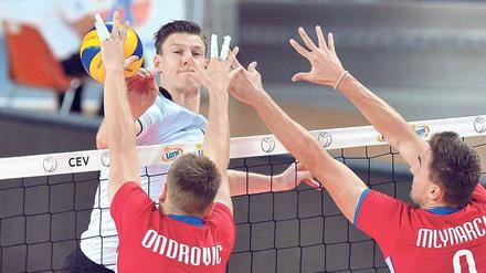Volle Wucht. Deutschlands Volleyballer, hier Marcus Böhme, haben noch nie eine Medaille bei einer Europameisterschaft gewonnen. Foto: Marcin Bielecki/dpa