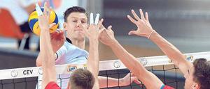 Volle Wucht. Deutschlands Volleyballer, hier Marcus Böhme, haben noch nie eine Medaille bei einer Europameisterschaft gewonnen. Foto: Marcin Bielecki/dpa