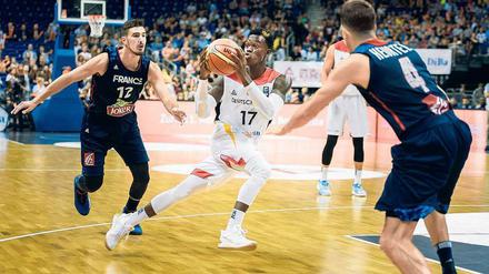 Zug zum Korb. Dennis Schröder war in der Vorbereitung der treffsicherste deutsche Spieler – auch zuletzt beim Testspiel gegen Frankreich in Berlin.