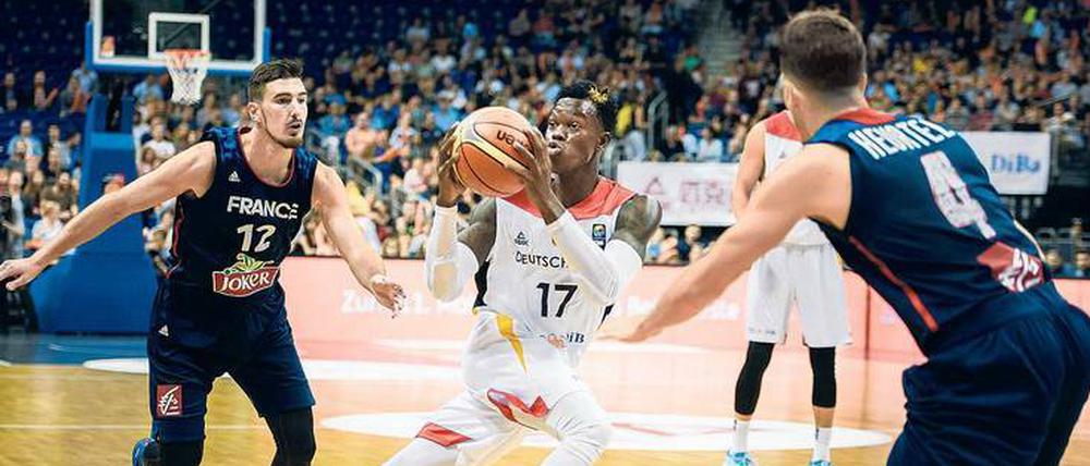 Zug zum Korb. Dennis Schröder war in der Vorbereitung der treffsicherste deutsche Spieler – auch zuletzt beim Testspiel gegen Frankreich in Berlin.