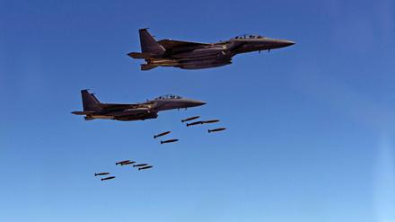 Südkoreanische F-15 Kampfflugzeuge werfen bei einer gemeinsamen Übung mit der US-Luftwaffe über Südkorea Bomben ab. 