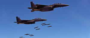 Südkoreanische F-15 Kampfflugzeuge werfen bei einer gemeinsamen Übung mit der US-Luftwaffe über Südkorea Bomben ab. 