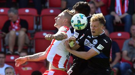 Sebastian Polter (links) hatte gegen Bielefelds Verteidiger einen schweren Stand. 