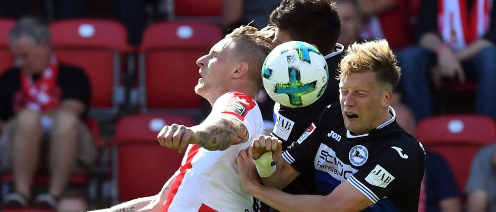 Sebastian Polter (links) hatte gegen Bielefelds Verteidiger einen schweren Stand. 