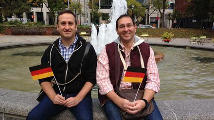 Sven Pinczewski (links) aus Deutschland und sein Freund Andrew Nolan nehmen an der Tour teil.