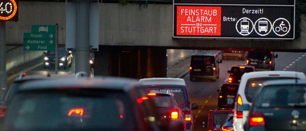 Die negativen Folgen des Verkehrs liegen auf der Hand, sagt Greenpeace-Chefin Jennifer Morgan. Das Foto zeigt Feinstaubalarm in Stuttgart am 27. Oktober 2016.