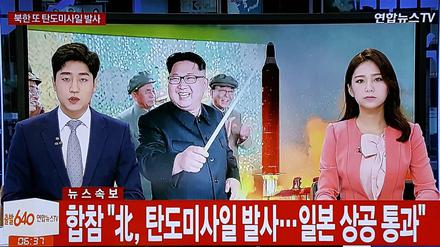 Angst in Japan und Südkorea: Ein südkoreanischer TV-Sender berichtet über die nordkoreanische Rakete, die Japan überflog und dann ins Meer stürzte.
