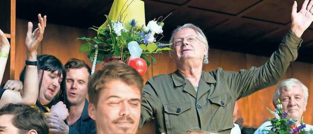 Ehrung für Frank Castorf. Der Volksbühnentribun kann auch lachen.