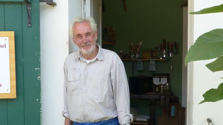 Manfred Sturm-Larondelle vor seiner Werkstatt.