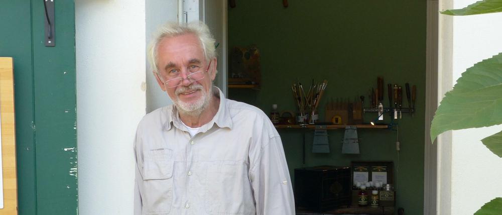 Manfred Sturm-Larondelle vor seiner Werkstatt.
