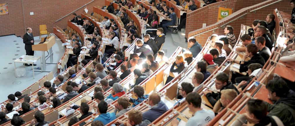 Ein Professor steht im Hörsaal vor Studierenden.