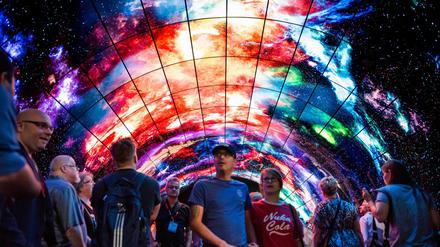 IFA-Besucher bestaunen den Fernseh-Tunnel von LG.