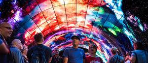 IFA-Besucher bestaunen den Fernseh-Tunnel von LG.