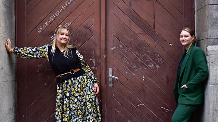 Hannah und Marie Krutmann
die Autorinnen sind Schwestern und haben zusammen das Buch "Everyday Magic" geschrieben.
Fotografiert auf den Straßen, Seitenstraßen Berlin Neuköllns.
Foto: Doris Spiekermann-Klaas