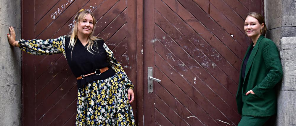 Hannah und Marie Krutmann
die Autorinnen sind Schwestern und haben zusammen das Buch "Everyday Magic" geschrieben.
Fotografiert auf den Straßen, Seitenstraßen Berlin Neuköllns.
Foto: Doris Spiekermann-Klaas
