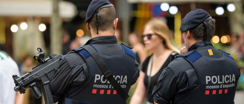 Schwer bewaffnete Polizisten stehen drei Tage nach dem Attentat an der Flaniermeile Las Ramblas in Barcelona.