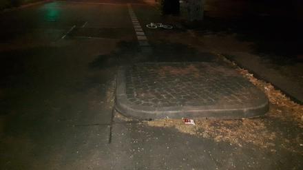 Gefährliche Hürde. Ohne Warnzeichen steht diese Insel am Fahrbahnrand von Alt-Moabit.