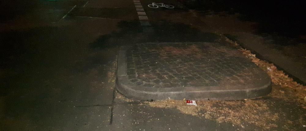 Gefährliche Hürde. Ohne Warnzeichen steht diese Insel am Fahrbahnrand von Alt-Moabit.