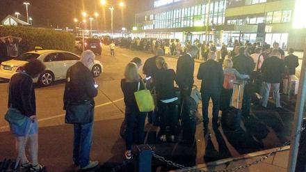 Vor dem Taxistand in Schönefeld mussten die Passagiere erneut warten. 