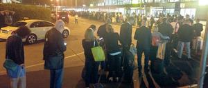 Vor dem Taxistand in Schönefeld mussten die Passagiere erneut warten. 