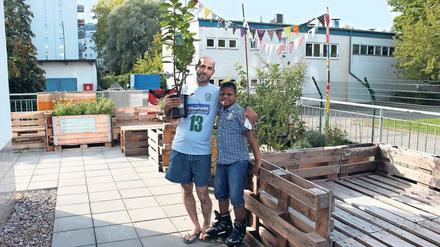 Alles steht bereit. Yamen Alhaggar und Fuad wohnen in der Gemeinschaftsunterkunft. Sie machen auch mit beim Freiwilligentag am kommenden Freitag. 