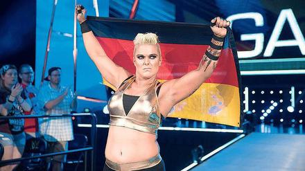 In Kampfmontur. Bei ihren Auftritten als Alphafemale trägt Jazzy Gabert im Ring stets Schwarz und Gold. 