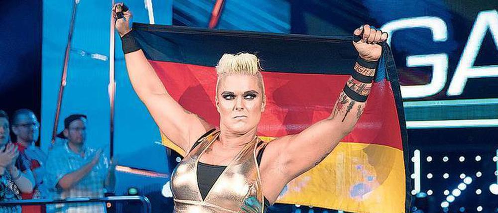 In Kampfmontur. Bei ihren Auftritten als Alphafemale trägt Jazzy Gabert im Ring stets Schwarz und Gold. 