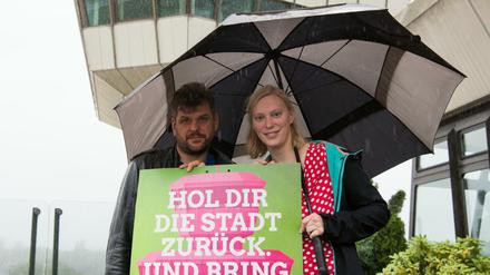 Beim Volksentscheid Tegel werben die Grünen-Vorsitzende Nina Stahr und Werner Graf für eine Schließung des Flughafens.