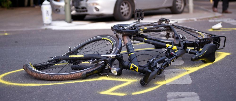 Radfahrer leben gefährlich im Straßenverkehr. 