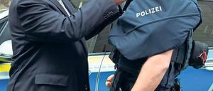 Joachim Herrmann drängt auf mehr Polizei und Abschreckung.