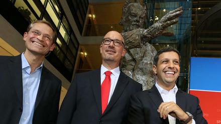 Der ehemalige Landesvorsitzende der Berliner SPD, Jan Stöß (M) neben Berlins Regierendem Bürgermeister Michael Müller(SPD, li.) und dem Vorsitzende der Berliner SPD-Fraktion, Raed Saleh(r.). 