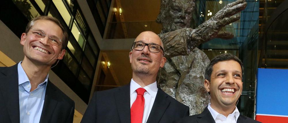 Der ehemalige Landesvorsitzende der Berliner SPD, Jan Stöß (M) neben Berlins Regierendem Bürgermeister Michael Müller(SPD, li.) und dem Vorsitzende der Berliner SPD-Fraktion, Raed Saleh(r.).