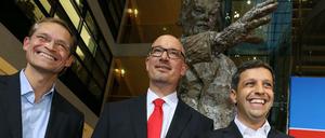 Der ehemalige Landesvorsitzende der Berliner SPD, Jan Stöß (M) neben Berlins Regierendem Bürgermeister Michael Müller(SPD, li.) und dem Vorsitzende der Berliner SPD-Fraktion, Raed Saleh(r.).